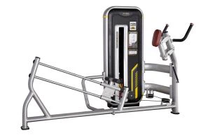 Extensión de piernas de pie con una máquina de gimnasio a buen precio